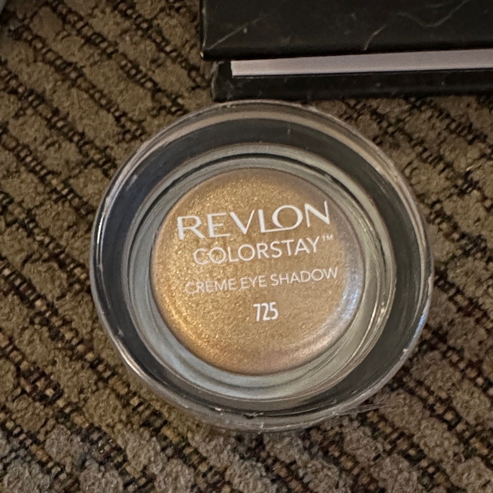 Revlon ColorStay Crème Eye Shadow in Shimmering Gold